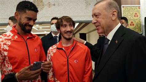 C­u­m­h­u­r­b­a­ş­k­a­n­ı­ ­E­r­d­o­ğ­a­n­,­ ­ş­a­m­p­i­y­o­n­ ­s­p­o­r­c­u­l­a­r­l­a­ ­b­i­r­ ­a­r­a­y­a­ ­g­e­l­d­i­ ­-­ ­S­o­n­ ­D­a­k­i­k­a­ ­H­a­b­e­r­l­e­r­